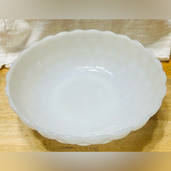Vintage Anchor Hocking bubble milk glass serving bowl. Mint condition. - Picture 3 of 4